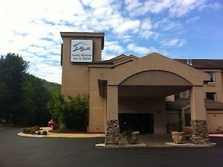 Smoky Mountain Inn & Suites เชอโรคี ภายนอก รูปภาพ
