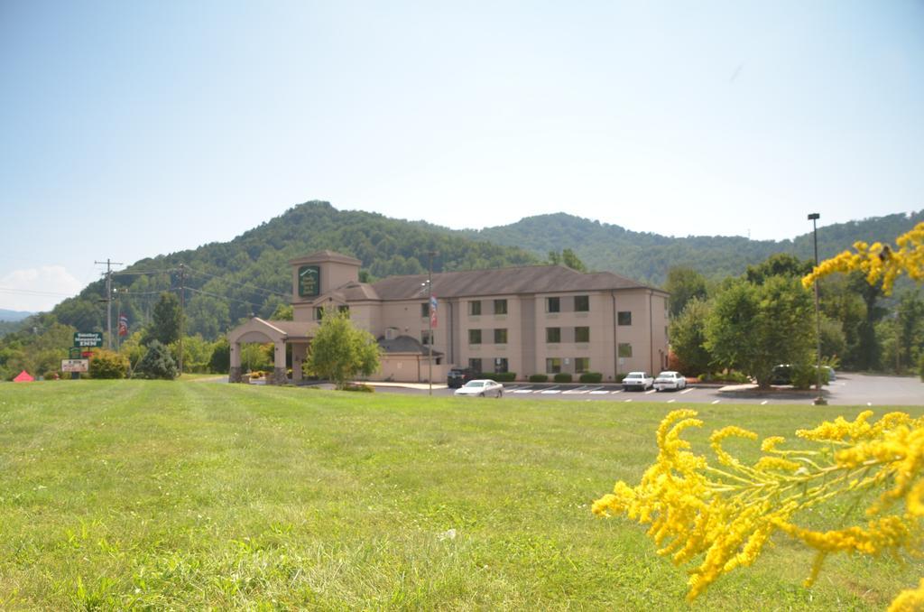 Smoky Mountain Inn & Suites เชอโรคี ภายนอก รูปภาพ