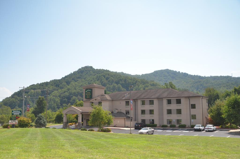 Smoky Mountain Inn & Suites เชอโรคี ภายนอก รูปภาพ