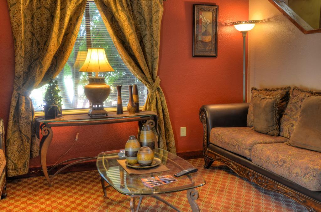 Smoky Mountain Inn & Suites เชอโรคี ภายนอก รูปภาพ